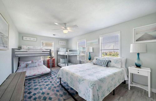 Cozy and charming getaway with deck, close to beach - Foto 16