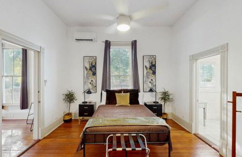 Historic charmer with updated appliances, enclosed yard, & AC - near downtown - Foto 11
