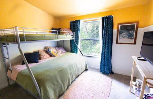 Saltwater Hot Tub, Forest Retreat, Minutes to Town - Foto 30