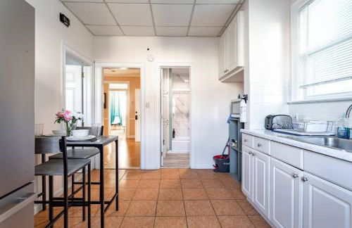 City Outside Serenity Inside: 2B1B NYC - 40 Min - Photo 27