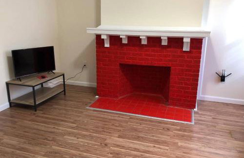 Large and private 3 bedroom and 1 bathroom apartment near Newark International Airport EWR and New York City, MetLife Stadium FIFA World Cup 20 minutes away - Foto 3