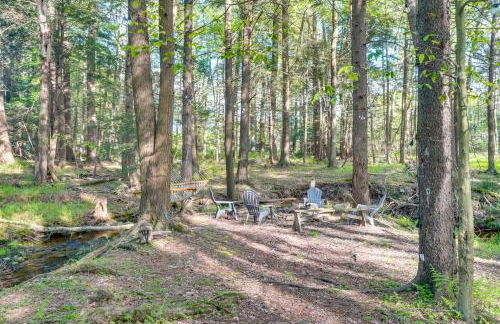 Explore the Poconos! Cozy Creekside Cabin with Patio - Foto 34
