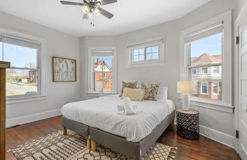 Deluxe 6 Bedroom 3 Min to Downtown w 2-car Driveway - Foto 62