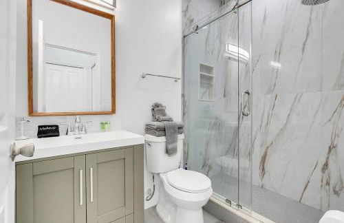 Modern Vacation Home Minutes Away From The Parks - Foto 24