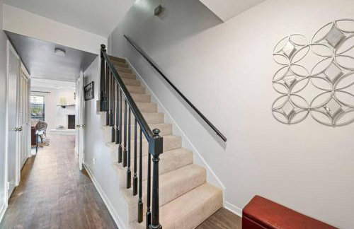 Townhome - Convenient Location - Foto 39