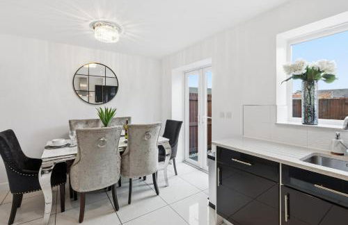 Stylish 3-Bed House in Newton-le-Willows - Private Parking & Garden - Foto 3