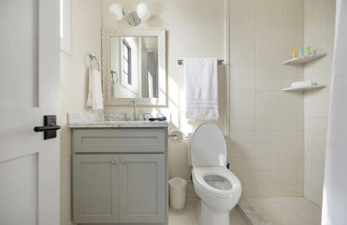 Seabreeze Haven 6 - Steps to Beach, Pet-Friendly, Pool, Fast WiFi - Photo 15