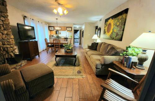 Forest view, log-sided two bedroom, two bath condo on Lake Ouachita, condo - Foto 1