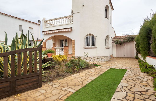 Peaceful Holiday Home in Sant Pere Pescador With Swimming Pool - Foto 1
