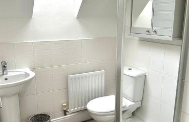 Spacious 5-Bed Detached House, Sleeps 10, Parking - Photo 26