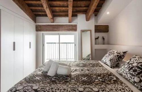 FLORIT FLATS - CENTER 2BR 2BA ATTIC TERRACE VIEW WIFi AC - Photo 31