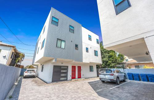 Luxury Townhome with Gated Parking and Private Balcony - Foto 28