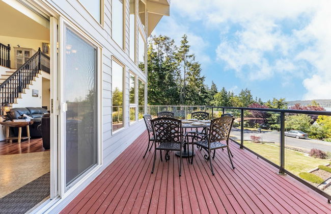 Harborview Getaway by Avantstay Walk to Beach - Photo 26