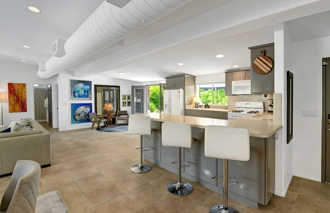 Modern Oasis w/ Pool, Patio Lounge, & Mountain Views Palo Verde by Avantstay - Foto 12