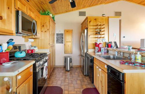 Breathtaking Cabin Backing the National Forest - Foto 30