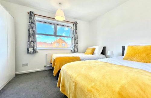 Central MK Home, Garden and Free Private Driveway Parking! 4 Beds Fully Equipped Train station 5 Mins - Photo 9