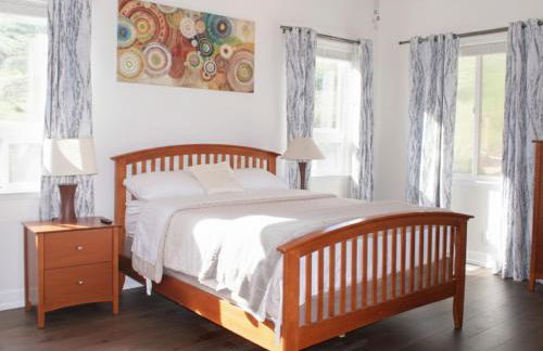 3BR Mountain Retreat with 2 Executive Suites & Scenic Views Sleeps 6 - Photo 18