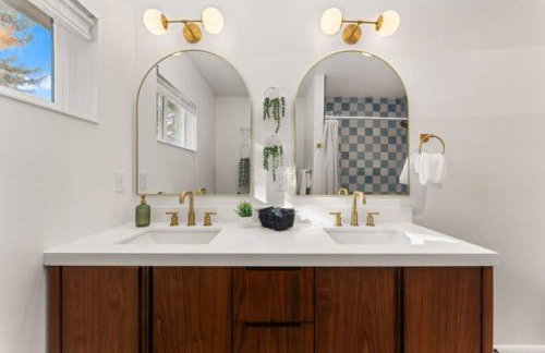 The Aspen is a mid-century modern upstairs unit. - Foto 21