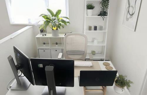 Private guest house - Double bedroom, en-suite and workspace with private entrance, first floor with no lift and no full kitchen - Foto 6