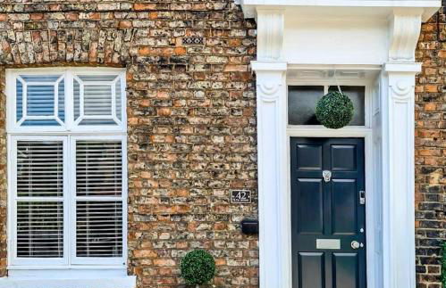 42 is the Answer- Stunning York townhouse appearing on TV Holiday Home Show - Foto 1