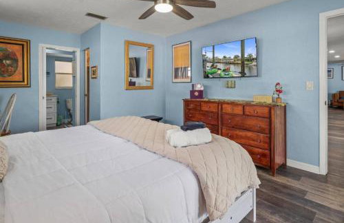 Pirates Den a 4BR Pet-Friendly Waterfront Oasis with Pool, Dock, Personal Water Boats, Fire Pit, Game Room and Bar - Foto 21