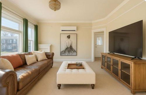 Dream Two-Bedroom in Laurelhurst - 97 WalkScore - Photo 2