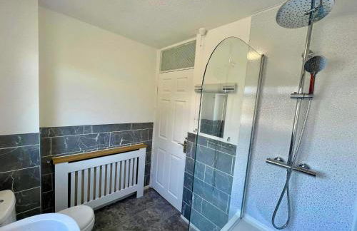 Your Leominster Base - 3BR Home with Garden & Parking - Foto 42