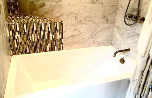 2 bedroom bungalow with hot tub - Photo 19