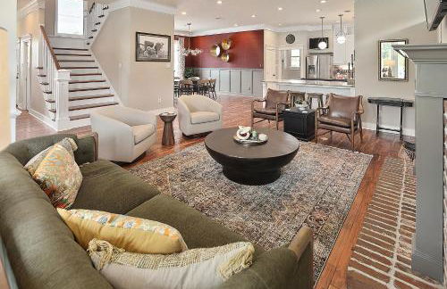 Luxury 5 BR 4 Bath, Hot Tub, Outdoor Kitchen, Across Street from Kyle Field! - Foto 35