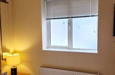 Apartment 1 Exquisite two king bedroom with en suites - close to the town centre, rail, airport and theatre - Photo 10