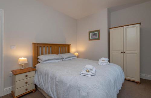 Sleeps 5 - 3 Bedrooms - walk to the square hosted Happy Valley cast - Foto 29