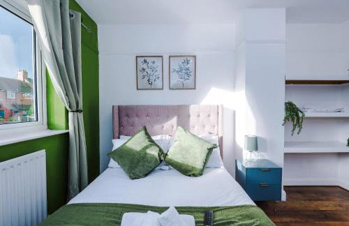 The Lyme Lounge - Contemporary & Stylish 3BR Home - Sleeps 7 with Parking & Wi-Fi - Perfect For Business or Work Stays - By Parydise Properties - Foto 8