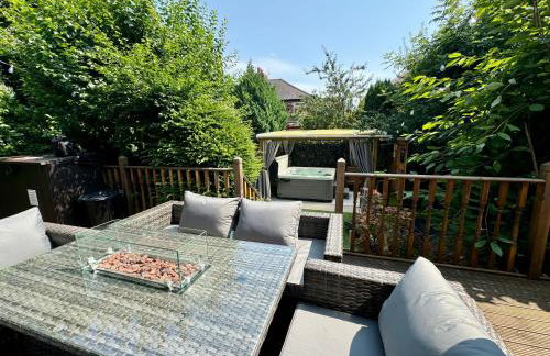 Private All-Weather Hot Tub House, Fire Pit, Free Parking, Near City Centre, Freeman Hospital, Great Transport Links - Foto 1