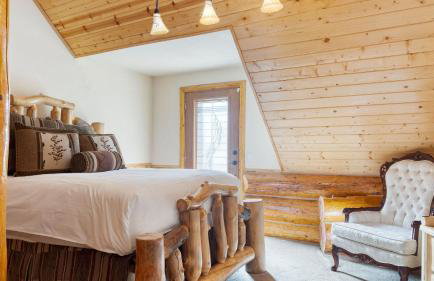 Pinetree Place by Avantstay Group Cabin w/ Hot Tub Minutes to the Lake - Photo 54