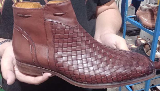 Uma bota fabricada artesanalmente