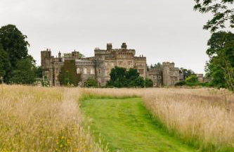 The West End - Hawarden Castle - Foto 1