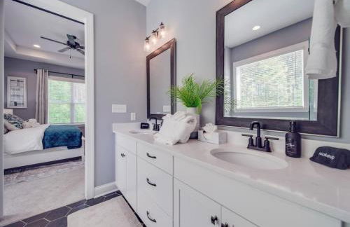 5BR Farmhouse Lake Retreat Pool Hot Tub Theater - Foto 10