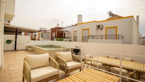 Luxuosa Villa com Piscina, Garagem e Vista Mar - Foto 2