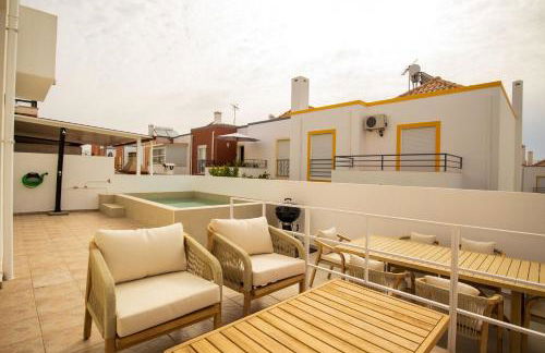 Luxuosa Villa com Piscina, Garagem e Vista Mar - Foto 2