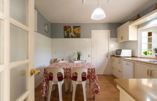 House with cozy garden BBQ and free parking - Foto 36