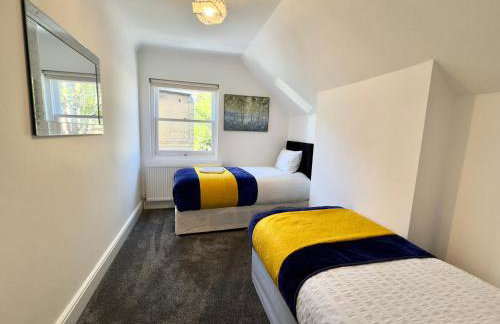 Spacious 3-Bed Home with Garden, Private Parking, Smart Tv's, Fast Wi-Fi - Photo 33