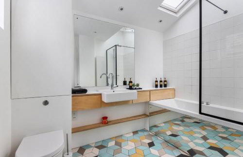 St Albans Centre Home - 4BR - 2 FREE parking - Photo 21