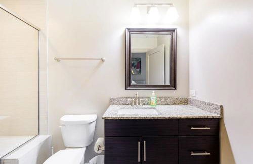 2BR Distinguished Apartment Rooftop Deck & Gym - Foto 17