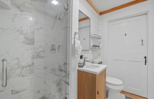 Modern Lux Cabin w Mtn Views and Fire Pit - Foto 33