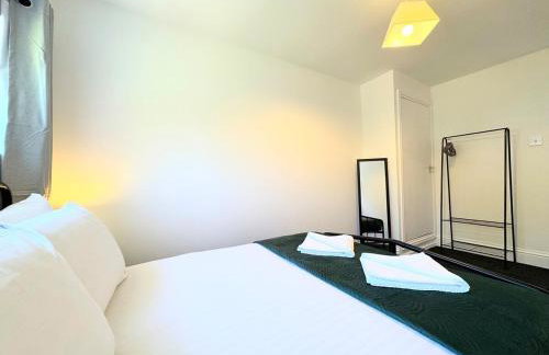 New Spacious 4 Bedrooms 5 Beds House Sleeps 8! - Foto 25