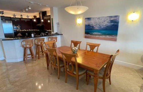 LIC Mgr - LUXURIOUS 2 BED 3 BATH PENTHOUSE SUITE - PANORAMIC OCEAN VIEWS! INDOOR PICKLEBALL - SPEAKEASY! - Foto 10