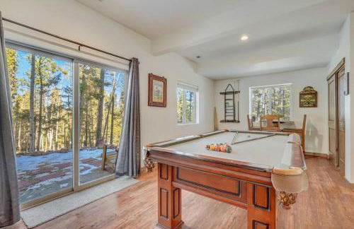Rustic cabin charm w/ hot tub, arcade basketball - Foto 24