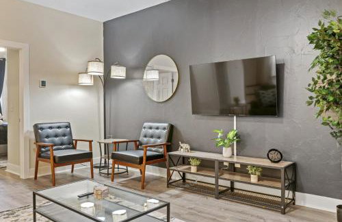 Upscale 2BR suite With Free Parking and Walkable Area - Foto 13