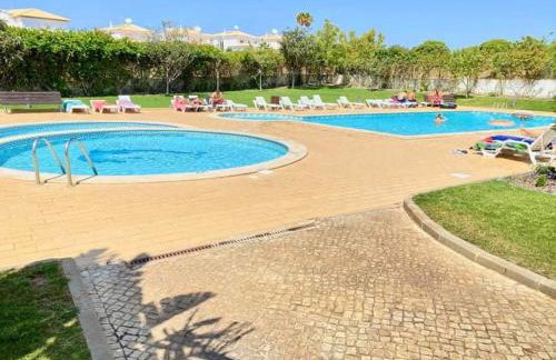 Flamingos Apartment with 2 swimming pool com check in e check out ao domingo em julho e agosto - Foto 2