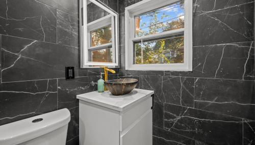 Cozy & Chic Apt King Bed -Free Parking - Foto 5